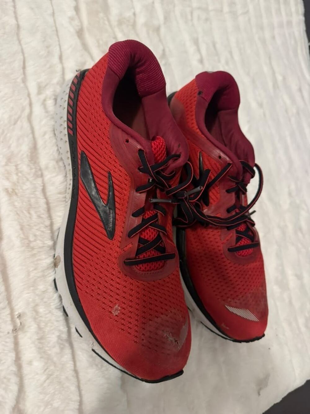 Brooks Men's Running Shoes Red Black Athletic Sneakers Size 11 D Pre-Owned
